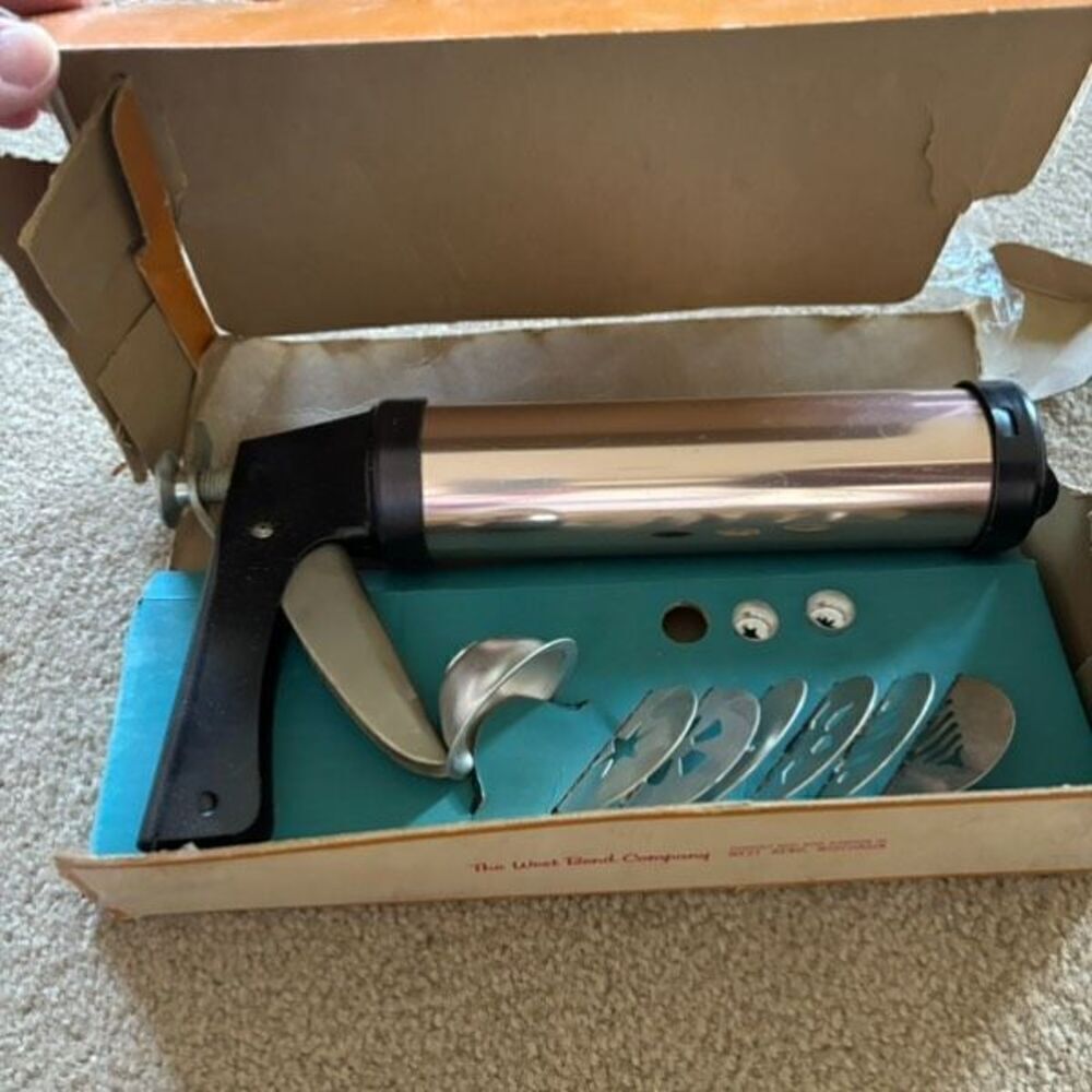 West Bend Cookie Chef And Pastry Gun With Discs And Tips
